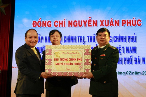 Thủ tướng tặng quà Tết cho cán bộ, chiến sĩ Bộ Chỉ huy Bộ đội Biên phòng Đà Nẵng. Ảnh: VGP Thủ tướng tặng quà Tết cho cán bộ, chiến sĩ Bộ Chỉ huy Bộ đội Biên phòng Đà Nẵng. Ảnh: VGP