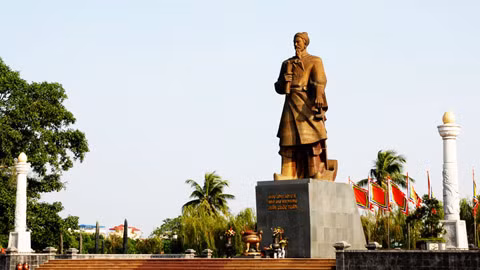 Tượng đài Hưng Đạo Vương Trần Quốc Tuấn ở TP. Nam Định. Ảnh: Báo Nam Định