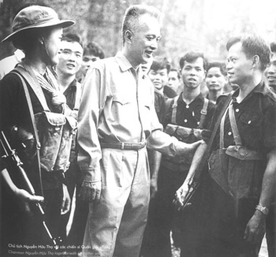 Chủ tịch Nguyễn Hữu Thọ với các chiến sĩ quân giải phóng. Nguồn: SGGP Chủ tịch Nguyễn Hữu Thọ với các chiến sĩ quân giải phóng. Nguồn: SGGP