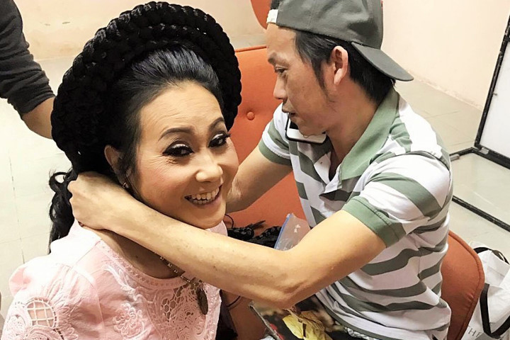 Hoài Linh tặng trầm hương đắt tiền cho nghệ sĩ Thanh Hằng