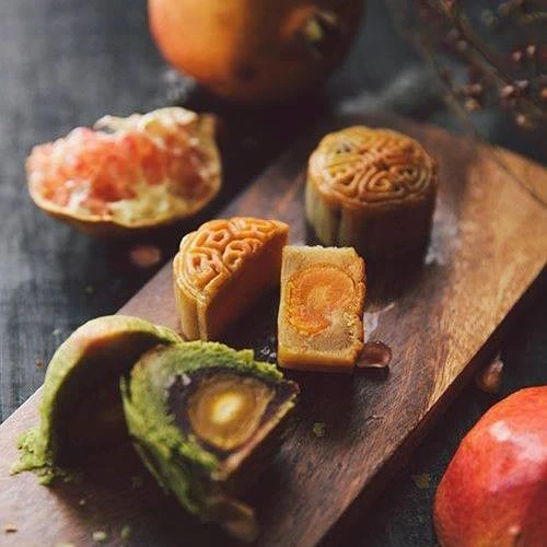 
Bánh Trung thu chứa nhiều đường và chất béo, ăn nhiềukhông tốt với người tiểu đường, cao huyết áp. Ảnh:Khánh Huyền