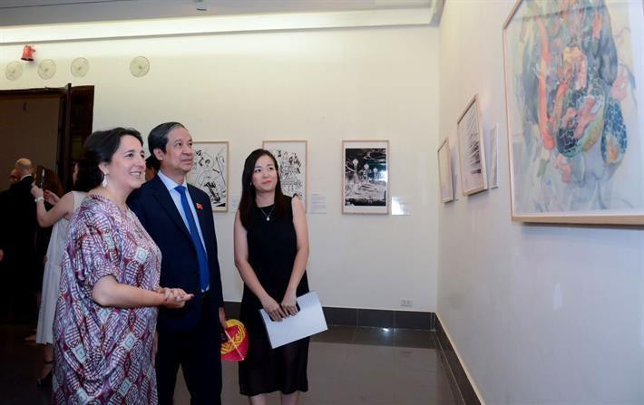 Bộ trưởng Nguyễn Kim Sơn và Đại sứ Tây Ban Nha tại Việt Nam Maria Del Pilar tham quan triển lãm mỹ thuật “Thế giới cần nữ siêu anh hùng”. Bộ trưởng Nguyễn Kim Sơn và Đại sứ Tây Ban Nha tại Việt Nam Maria Del Pilar tham quan triển lãm mỹ thuật “Thế giới cần nữ siêu anh hùng”.