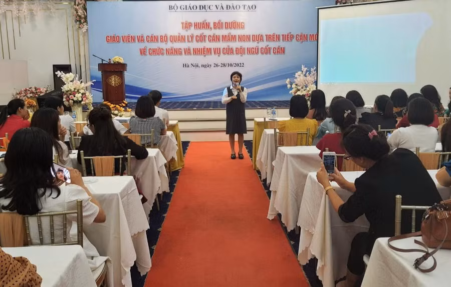 Cô Hoàng Thúy Hằng – báo cáo viên tại khóa tập huấn giáo viên, cán bộ quản lý cốt cán mầm non diễn ra từ ngày 26 - 28/10.