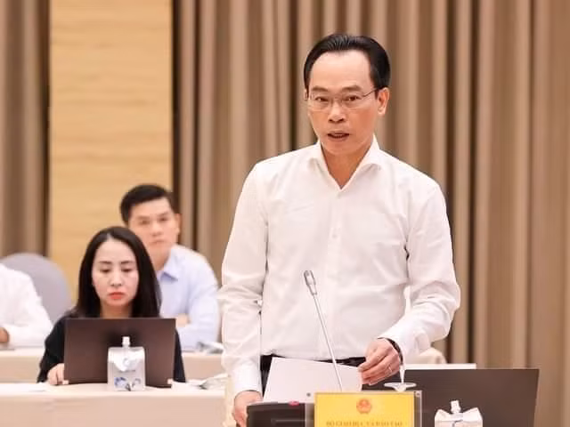 Thứ trưởng Hoàng Minh Sơn trao đổi tại họp báo Chính phủ chiều 29/10.