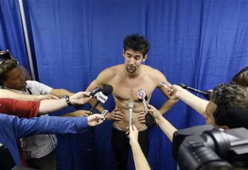 Kình ngư Michael Phelps trả lời phỏng vấn sau khi thất bại tại nội dung bơi tự do 100m của giải Charlotte UltraSwim Grand Prix diễn ra tại Khu thể thao dưới nước Mecklenburg ở Bắc Carolina, 17 tháng Năm, 2009