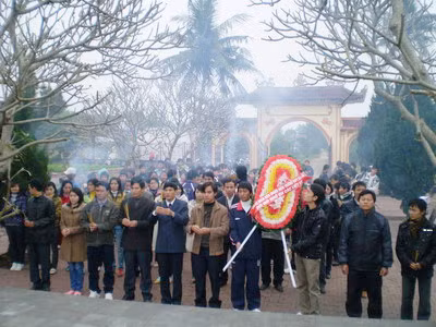 Lễ dâng hương và hoa của cán bộ, giáo viên và ĐVTN nhà trường tại Nghĩa trang liệt sỹ huyện