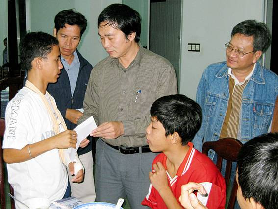 Trước khi diễn ra đêm giao lưu, thay mặt BTC ông Ngũ Duy Anh đã đến thăm hỏi và tặng quà động viên em Danh Su Hằng của đoàn Cần Thơ do không may bị tai nạn và gãy tay trong một trận bóng đá dành cho các em HS khiếm thính