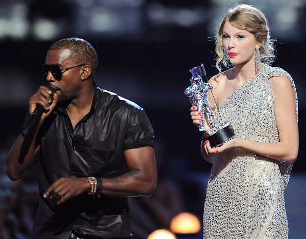 Taylor Swift và Kanye West cùng nhau dẫn dầu Billboard ảnh 1 Taylor Swift đứng như trời trồng khi Kanye West bất ngờ nhảy lên cướp mic