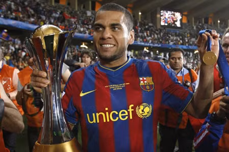Dani Alves tự hào khoe phần thưởng giành được