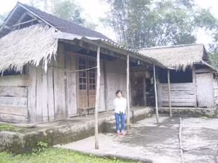 Căn nhà của 3 chị em Huyền tại Xóm 3, thị trấn Vũ Quang Căn nhà của 3 chị em Huyền tại Xóm 3, thị trấn Vũ Quang