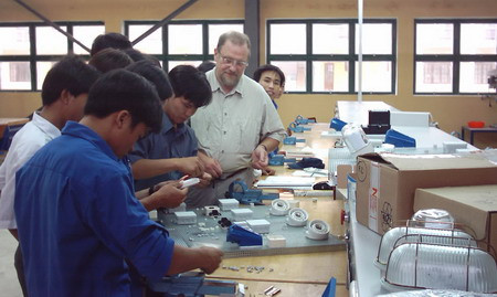 Dựa vào sức học của bản thân và điều kiện kinh tế gia đình để tìm con đường học nghề từ sớm sẽ tiết kiệm chi phí cho gia đình và xã hội Chọn con đường học nghề sớm phù hợp với năng lực bản thân