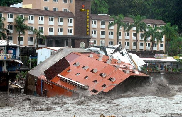 Sức "ăn mòn" kinh hoàng của biến đổi khí hậu ảnh 25 The Hotel Chin shuai lies collapsed in floodwater during typhoon Morakot in Chihpen, in southeastern Taiwan’s Taitung county on August 9, 2009