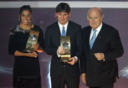 Tiền đạo người Argentina Lionel Messi đã lật đổ C.Ronaldo để giành danh hiệu cầu thủ xuất sắc nhất thế giới Tiền đạo người Argentina Lionel Messi đã lật đổ C.Ronaldo để giành danh hiệu cầu thủ xuất sắc nhất thế giới