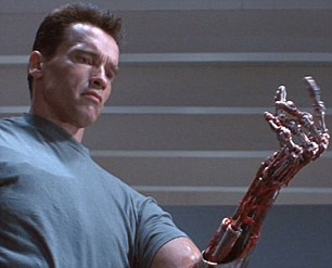 Phát minh mới khiến người ta nhớ đến bàn tay Hủy diệt mà diễn viên Arnold Schwarzenegger từng thủ vai trong bộ phim cùng tên. The new invention is reminiscent of Arnold Schwarzenegger’s Terminator hand