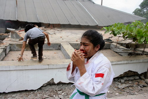 An injured girl cries during an evacuation after an earthquake hit Padang, Indonesia’s Sumatra island September 30, 2009. A 7.6 magnitude earthquake struck off the city of Padang on Indonesia’s Sumatra island on September 30, 2009, killing at over 1,000 people and trapping thousands under rubble. (REUTERS/Muhammad Fitrah/Singgalang Newspaper) 