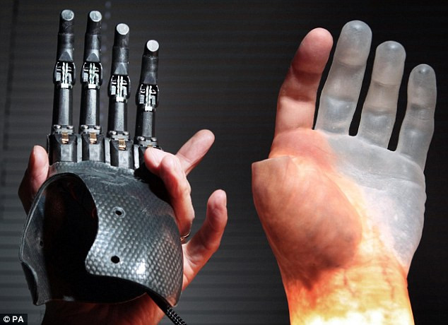 Ngón tay sinh học nhân tạo đầu tiên trên thế giới (clip) ảnh 2 The new invention is reminiscent of Arnold Schwarzenegger’s Terminator hand