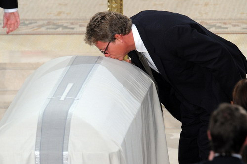 Ted Kennedy Jr. hôn quan tài của cha mình - một huyền thoại chính trị Mỹ - Ted Kennedy (JEWEL SAMAD/AFP/Getty Images)