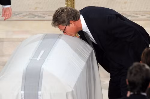 Ted Kennedy Jr. hôn quan tài của cha mình - một huyền thoại chính trị Mỹ - Ted Kennedy (JEWEL SAMAD/AFP/Getty Images)