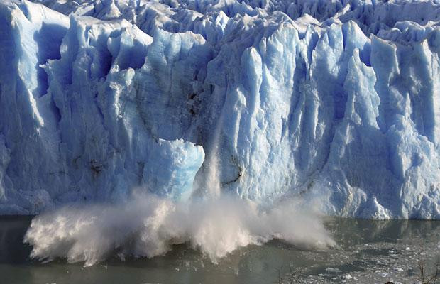 Sức "ăn mòn" kinh hoàng của biến đổi khí hậu ảnh 24 Lumps of ice crumble off the Perito Moreno glacier in Patagonia, Argentina, during the southern hemisphere’s winter months