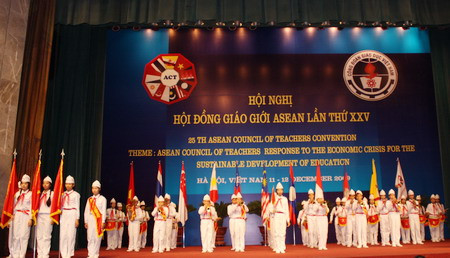 Đại diện học sinh Thủ đô chào mừng Hội nghị. Ảnh: N.N