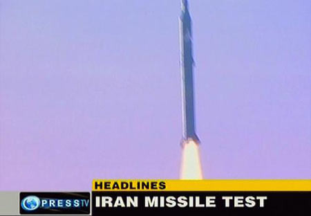 Hình ảnh Iran bắn thử tên lửa Sejil-2 trên truyền hình A video grab image shows Iran test-firing its Sejil-2 missile