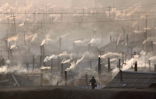 A North Korean woman carries water she collected from the Yalu River in the North Korean city of Hyesan, which borders China’s Changbai county, April 6, 2009. (REUTERS/Reinhard Krause)