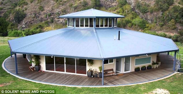 Ngôi nhà tự xoay theo hướng mặt trời ảnh 1 Ngôi nhà bát giác có thể xoay tròn