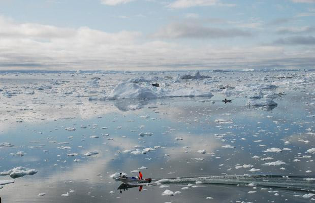 Sức "ăn mòn" kinh hoàng của biến đổi khí hậu ảnh 7 A fisherman sails on the Ice Fjord of Ilulissat, Greenland on July 3, 2009. The glacier, which has become a symbol of climate change, lost 94 square kilometres of surface area between 2001 and 2005 due to global warming