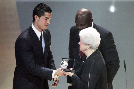 Ngôi sao người Bồ Đào Nha được nhận giải thưởng cầu thủ ghi bàn thắng đẹp nhất trong mùa giải 2008/09 Ngôi sao người Bồ Đào Nha được nhận giải thưởng cầu thủ ghi bàn thắng đẹp nhất trong mùa giải 2008/09