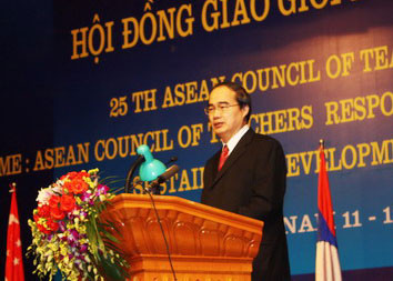 Phó Thủ tướng, Bộ trưởng Bộ GD&ĐT Nguyễn Thiện Nhân phát biểu tại Hội nghị. Ảnh: N.N