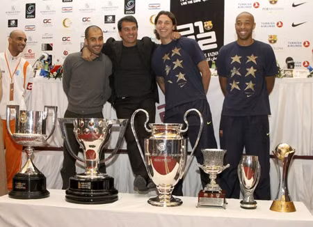 Bộ sưu tập giải thưởng trong năm 2009 của Barcelona (từ trái qua: Copa del Rey, Chức vô địch La Liga, Chức vô địch Champions League, siêu cúp TBN, Siêu Cúp Châu Âu, và FIFA Club World Cup 2009) Bộ sưu tập giải thưởng trong năm 2009 của Barcelona (từ trái qua: Copa del Rey, Chức vô địch La Liga, Chức vô địch Champions League, siêu cúp TBN, Siêu Cúp Châu Âu, và FIFA Club World Cup 2009)