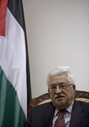 Hình ảnh Tổng thống Palestinian Mahmoud Abbas phát biểu với báo giới tại Ramallah ngày 19.10.09. File photo of Palestinian President Mahmoud Abbas speaks to the media in the West Bank city of Ramallah October 19, 2009. Anger among Palestinians over Abbas’s original position on a Gaza war report critical of Israel has cost him public support in a rivalry with Hamas.