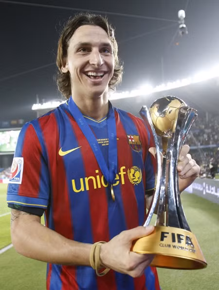 Siêu sao người Thụy Điển Zlatan Ibrahimovic rạng rỡ với phần thưởng đội nhà giành được