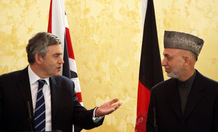 Thủ tướng Anh Gordon Brown (trái) nói chuyện với Tổng thống Afghanistan Hamid Karzai trong một cuộc họp báo ở căn cứ không quân Kandahar ngày 13.12.09. Britain’s Prime Minister, Gordon Brown, left, speaks to Afghanistan President Hamid Karzai during a press conference at Kandahar Airbase on Sunday Dec. 13, 2009 in Kandahar, Afghanistan. Gordon Brown travelled to Afghanistan for an unannounced pre-Christmas visit to British troops which was followed by talks with Afghanistan President Hamid Karzai.