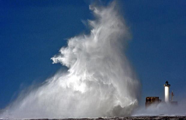 Sức "ăn mòn" kinh hoàng của biến đổi khí hậu ảnh 6 A huge wave hits the entrance of the port of Boulogne-sur-Mer on March 12, 2008