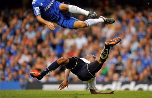Cầu thủ Ricardo Carvalho (trên) của CLB Chelsea đang cản phá Wilson Palacios của CLB Tottenham Hotspur trong khuôn khổ Giải Ngoại hạng Anh tại sân Stamford Bridge, London, 20 tháng Chín, 2009.