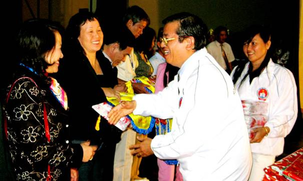 Cũng trong đêm giao lưu, đoàn TP HCM đã có những phần quà đầy ý nghĩa tặng cho các đoàn về tham dự Hội thi