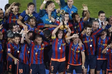 Đội trưởng Carles Puyol nâng cao chức vô địch