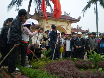 Thầy và trò của nhà trường trồng cây lưu niệm tại Nghĩa trang Thầy và trò của nhà trường trồng cây lưu niệm tại Nghĩa trang