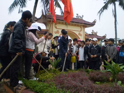 Thầy và trò của nhà trường trồng cây lưu niệm tại Nghĩa trang