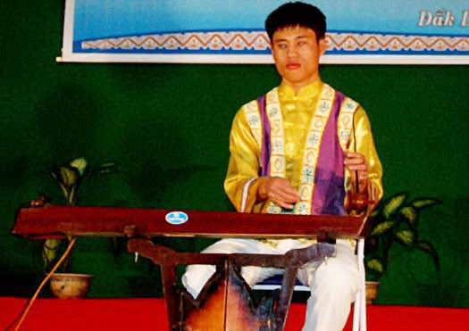 Độc tấu đàn bầu của em Lê Vũ Bá Nhất (trường Nguyễn Đình Chiểu HN)