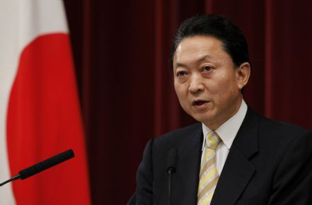 Thủ tướng Nhật Yukio Hatoyama phát biểu tại một cuộc họp báo ở Tokyto ngày 25.12.09. Japan’s Prime Minister Yukio Hatoyama speaks during a news conference at his official residence in Tokyo December 25, 2009. Japan approved on Friday a record draft budget for next year that will inflate the country’s already huge debt by about $484 billion, as the prime minister vowed to battle on despite a scandal and sliding support rates