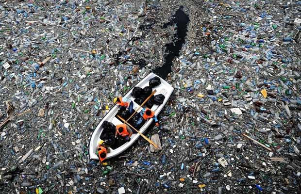 Sức "ăn mòn" kinh hoàng của biến đổi khí hậu ảnh 11 Volunteers try to clear a dam which is filled with discarded plastic bottles and other garbage, blocking Vacha Dam, near the town of Krichim in Bulgaria on April 25, 2009