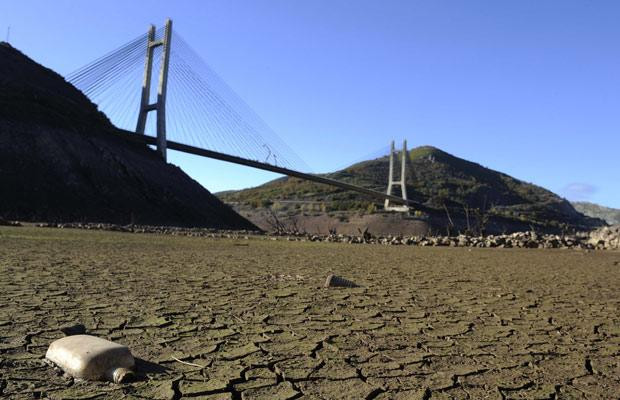 Sức "ăn mòn" kinh hoàng của biến đổi khí hậu ảnh 15 The Barros de Luna reservoir in the northern Spanish province of Leon on November 3, 2009
