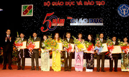 Phó Thủ tướng Nguyễn Thiện Nhân trao Bằng khen của Bộ GD&ĐT cho các cá nhân đạt thành tích xuất sắc