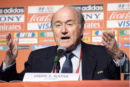 Chủ tịch Blatter khẳng định Ủy ban kỷ luật FIFA sẽ có mức án phạt thích đáng đối với hành động chơi bóng bằng tay của tiền đạo người Pháp