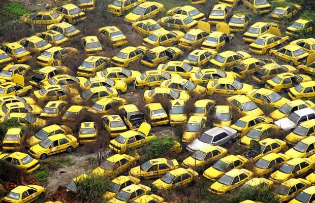 Sức "ăn mòn" kinh hoàng của biến đổi khí hậu ảnh 8 Thousands of scrapped taxis are abandoned at a yard in the centre of Chongqing city on March 4, 2009. Traffic congestion and pollution have worsened dramatically as more people can afford to own their own cars