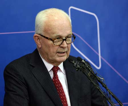 Stephen Bosworth, đặc phái viên của Mỹ ở Cộng hòa dân chủ nhân dân Triều Tiên phát biểu tại một cuộc họp báo ở Hàn Quốc ngày 10.12.09. Ông Bosworth cho rằng Mỹ và Triều tiên đã đạt được sự hiểu biết lẫn nhau về nhu cầu khôi phục lại cuộc đàm phán 6 bên thực thi tuyên bố chung tháng 9.2005 Stephen Bosworth, U.S. special envoy to the Democratic People’s Republic of Korea (DPRK), addresses a press conference in Seoul, capital of South Korea, on Dec. 10, 2009. Bosworth said Thursday that the U.S. and the DPRK reached a common understanding on the need for resuming the six-party talks and implementing the Joint Statement of September 2005