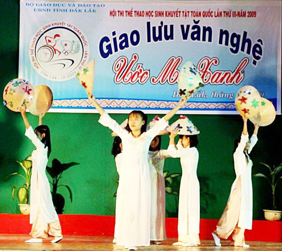 Tiết mục múa nón của đoàn HS khuyết tật tỉnh Long An