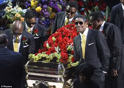 Anh em ruột nhà Jackson tiễn biệt người em trai của họ
